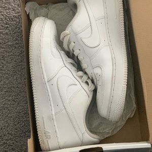 - Kids White Up . Size 6 and 1/2 Kids = W 8